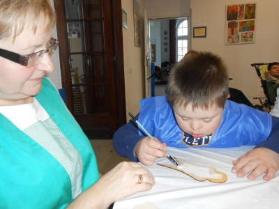 ZAJĘCIA INTEGRACYJNE - MALOWANIE NA SKLEJCE - zdjęcia - zdjęcie14