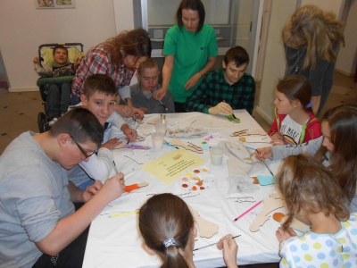 ZAJĘCIA INTEGRACYJNE - MALOWANIE NA SKLEJCE - zdjęcia - zdjęcie13