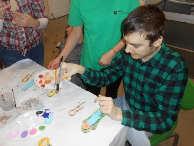 ZAJĘCIA INTEGRACYJNE - MALOWANIE NA SKLEJCE - zdjęcia - zdjęcie7