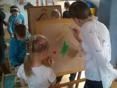 INTEGRACYJNE ZAJĘCIA PLASTYCZNE Z PRZEDSZKOLAKAMI - zdjęcia - zdjęcie7