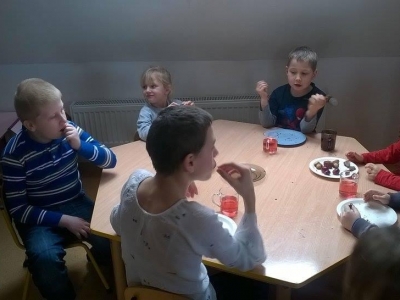 INTEGRACYJNE ZAJĘCIA PLASTYCZNE Z PRZEDSZKOLAKAMI - zdjęcia - zdjęcie3