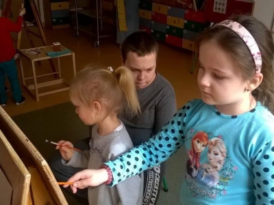 INTEGRACYJNE ZAJĘCIA PLASTYCZNE Z PRZEDSZKOLAKAMI - zdjęcia - zdjęcie8