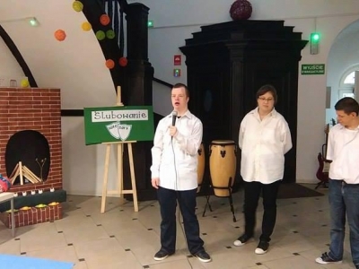 ŚLUBOWANIE NOWYCH UCZNIÓW GIMNAZJUM - zdjęcia - zdjęcie4
