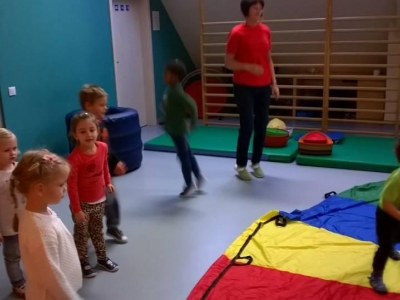 INTEGRACYJNE ZAJĘCIA RUCHOWE - zdjęcia - zdjęcie4
