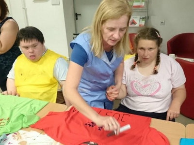 WARSZTATY PLASTYCZNE - MALOWANIE NA TKANINIE - zdjęcia - zdjęcie10