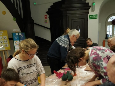 ZAJĘCIA INTEGRACYJNE Z MIESZKAŃCAMI DPS W ŻYWCU - zdjęcia - zdjęcie4