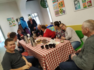 ZAJĘCIA INTEGRACYJNE Z MIESZKAŃCAMI DPS W ŻYWCU - zdjęcia - zdjęcie1