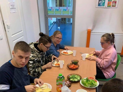 ZAJĘCIA INTEGRACYJNE- PIKNIK WARZYWNY - zdjęcia - zdjęcie2